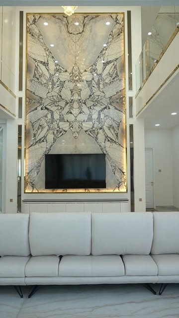 Dinding marmer bookmatched dan chandelier kristal
