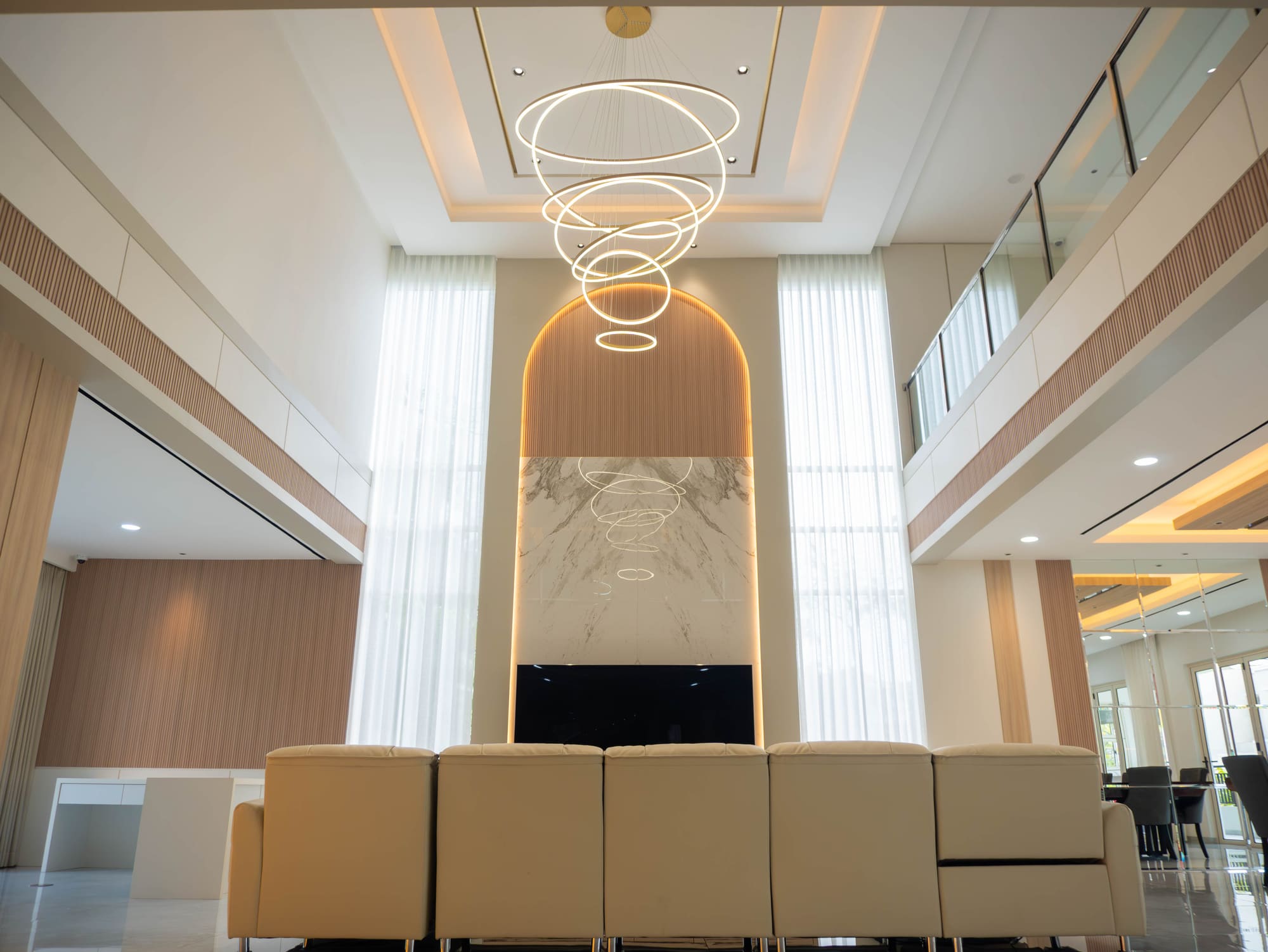 Ruang keluarga double-height dengan chandelier, Orchard Park